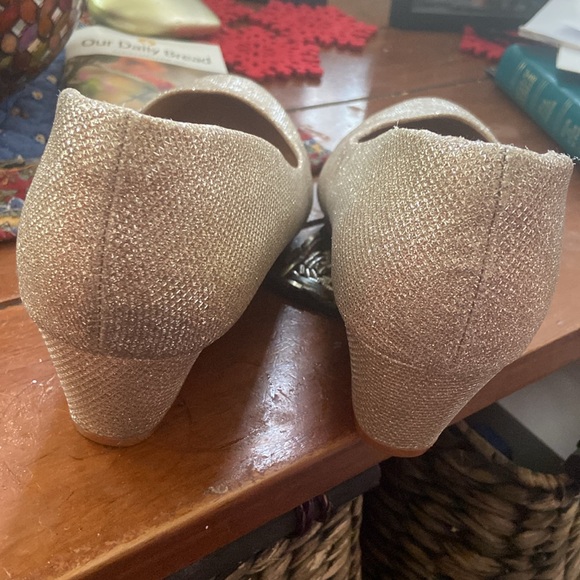 Size 10 gold thread pumps. They are very comfortable and dressy. - Picture 3 of 3